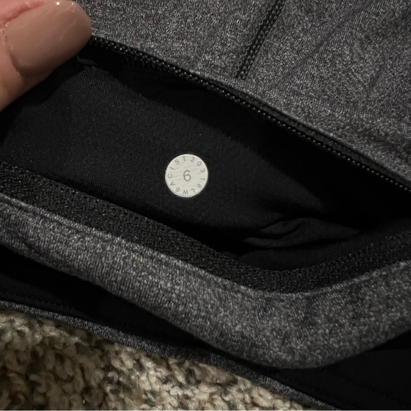 Lululemon Gray and Black cropped leggings  Leggings size 6 in like new condition - Picture 7 of 8